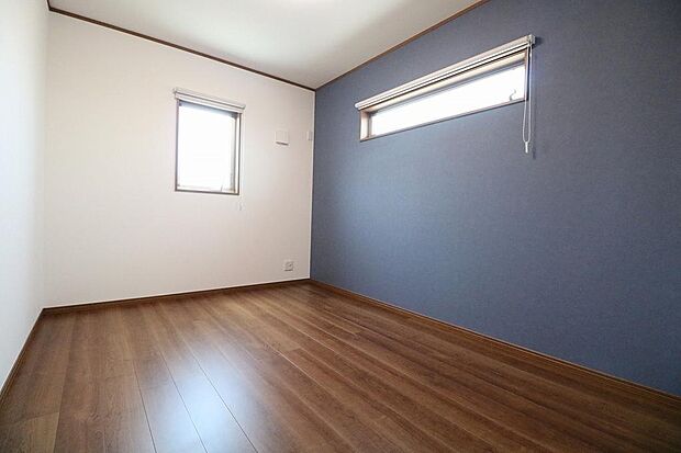 「ユニハウス施工写真」アクセントクロスにネイビーを使用、落ち着いた雰囲気で寝室にもおすすめです。