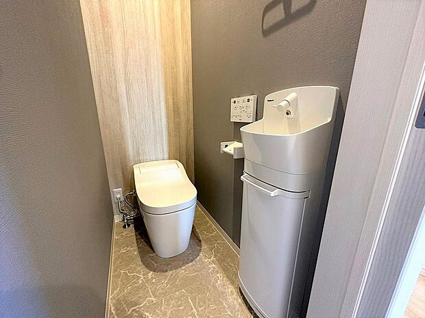「トイレ写真」１Ｆはタンクレス全自動おそうじトイレ。お子様も洗いやすい手洗いつきです