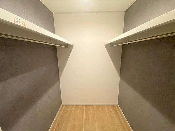 「収納写真」家族の衣類や小物をまとめて収納できる、リビングのウォークインクローゼットです