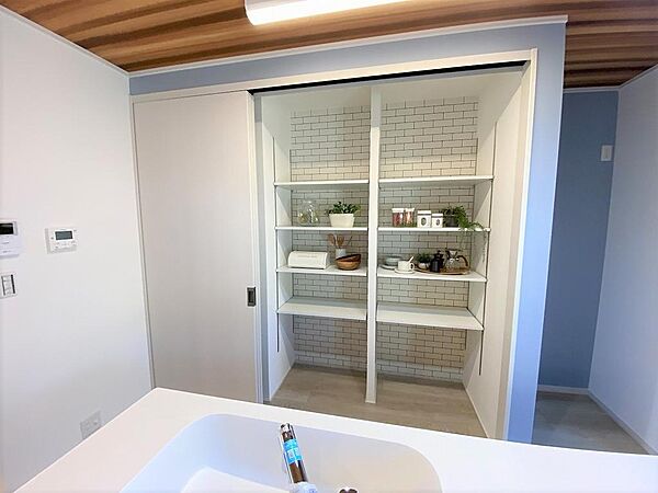 「ユニハウス施工写真」キッチン背面のパントリー。お好みの高さに調整できるので効率よく収納できます。