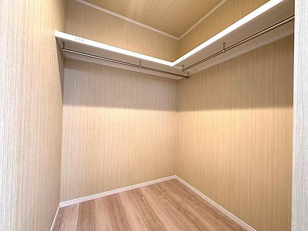 「ユニハウス施工写真」家族の衣類や小物をまとめて収納できる、人気の高いファミリークローゼット。
