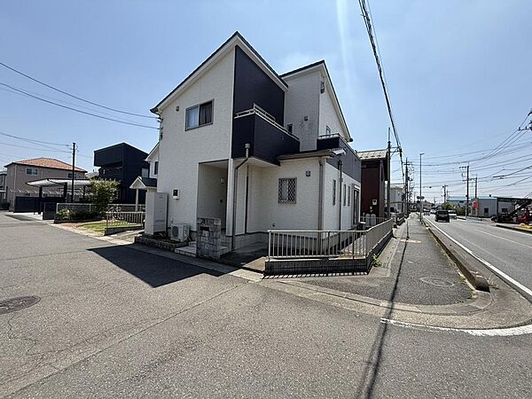 前面道路含む外観です