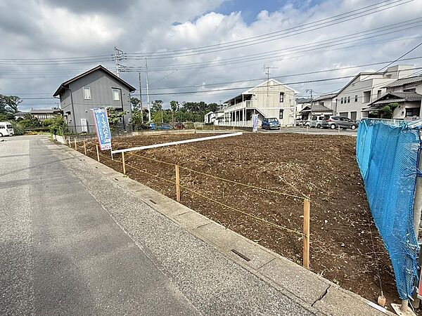 前面道路含む外観です
