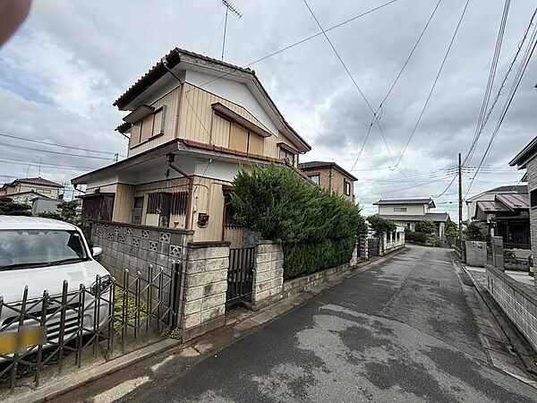 前面道路含む外観です