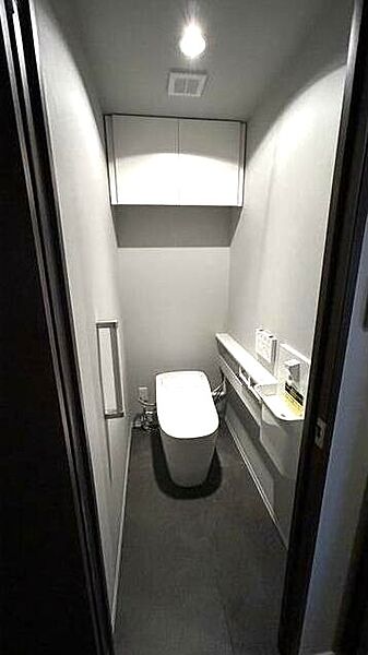 温水洗浄便座、収納付で広々快適な空間です