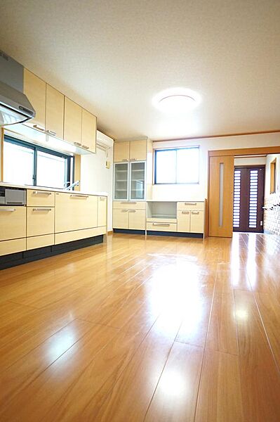 大きな窓からたっぷりの陽光が射し込む住まいです