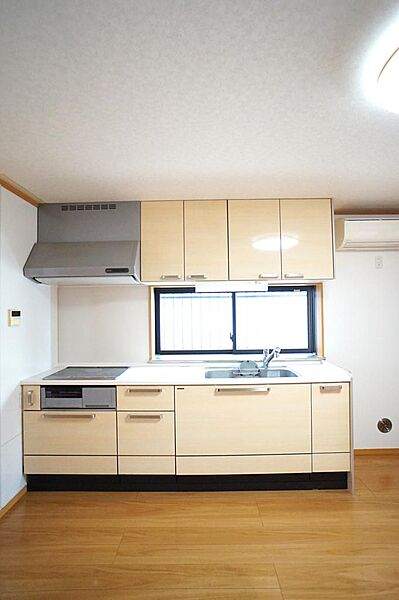 白を基調とした設備も充実なシステムキッチン