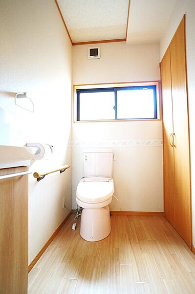 1階トイレは手すり付きで動作が楽にできます