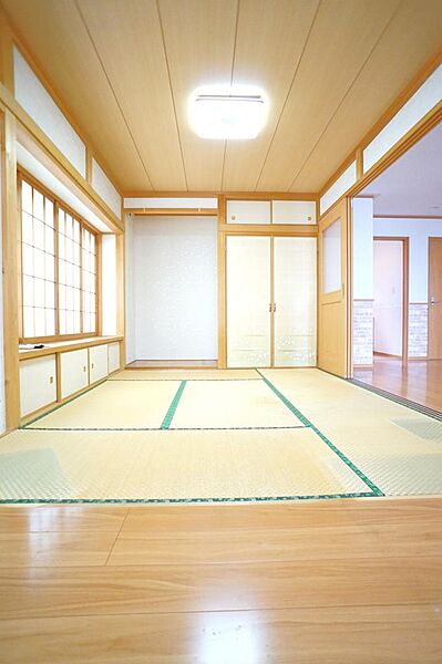 リビング横には6帖の和室と3帖のベッドスペースで広々快適です