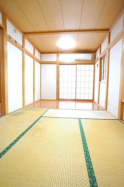和室にも収納が有り、ウッドデッキへも出れます