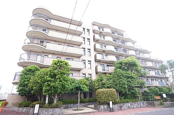 北東角部屋、2面バルコニーで陽当り良好
