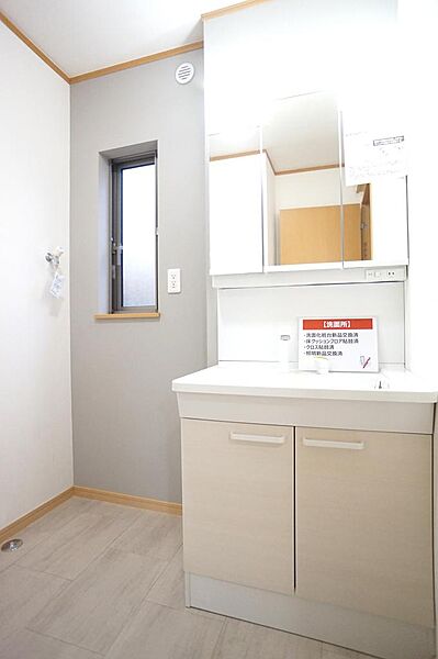 大きな鏡で朝の身支度もラクラクです
