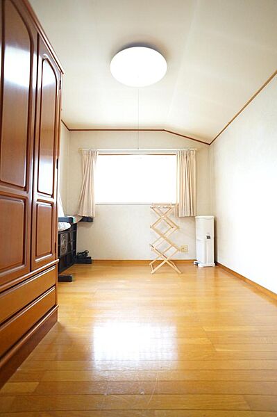 落ち着いた雰囲気の洋室