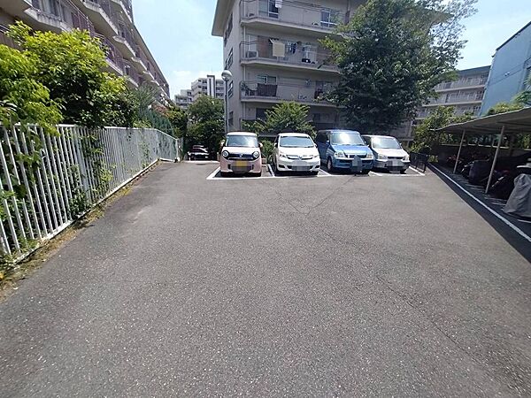 ○駐車場：空き有り　月額使用料10000円