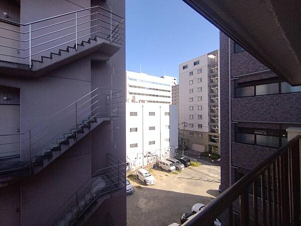 ■東向きバルコニーからの眺望：南東側の洋室より撮影