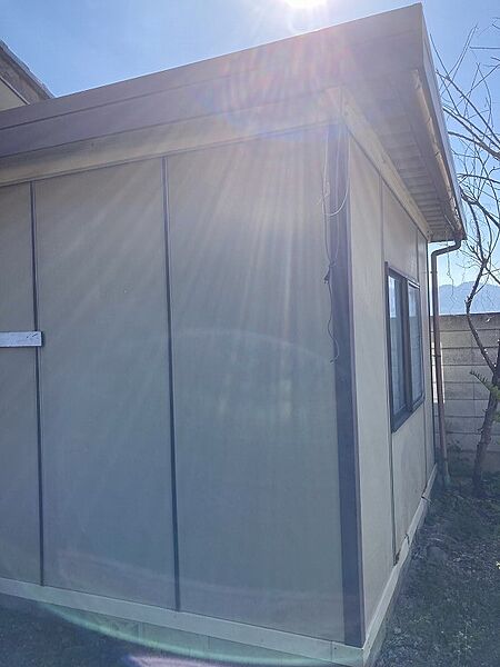 建物西側にある物置（軽量鉄鋼造）