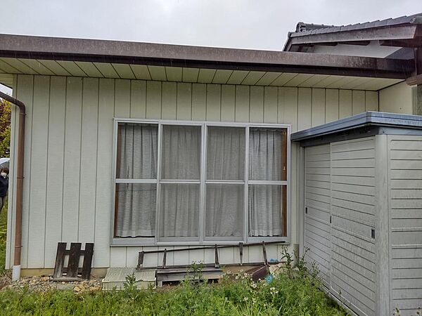 建物南側に物置あり