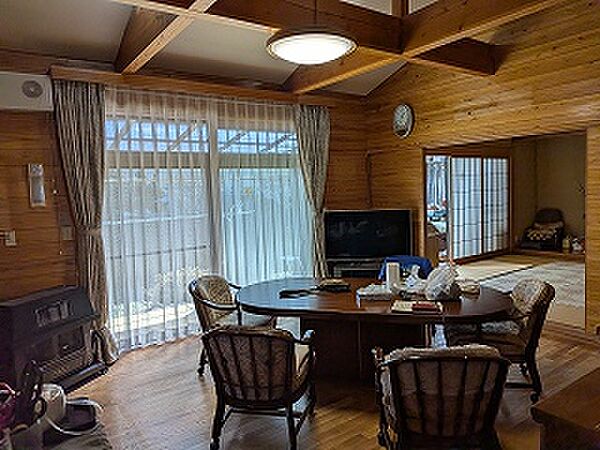 天井が高く開放的なリビングダイニング