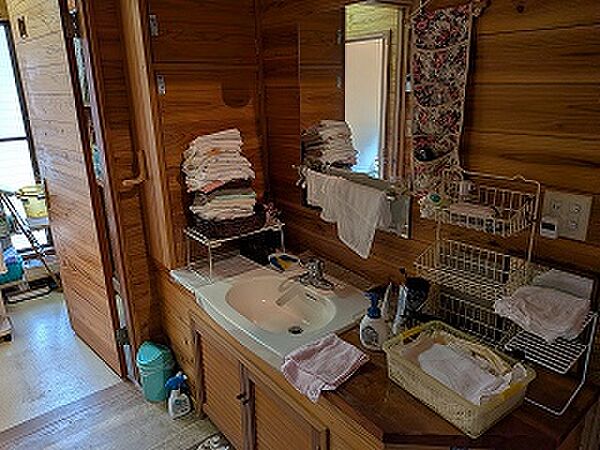 山小屋風のシンプルな洗面台