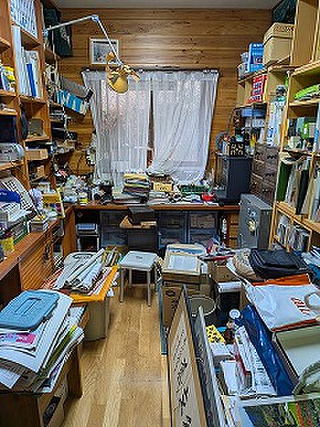 リモートワークや趣味の部屋として使える書斎　両側全面が棚になっています