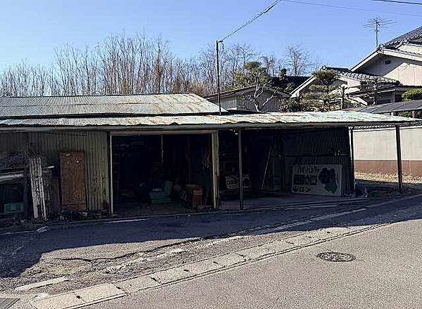 道路向いにある車庫兼物置（未登記）