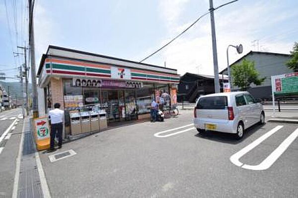 セブンイレブン下六万寺町店