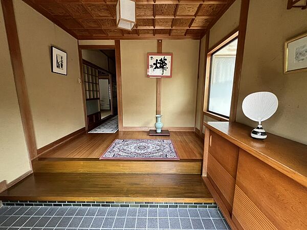 木の温もりを感じる広々とした玄関です。