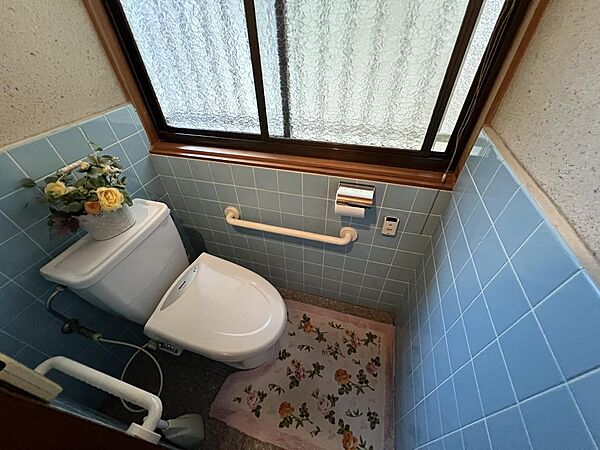 手すり付きで使いやすい1階トイレです。