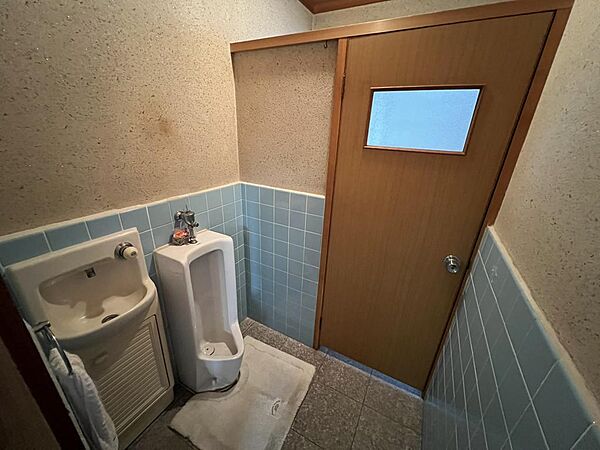 男性用小便器を備えたトイレスペースです。