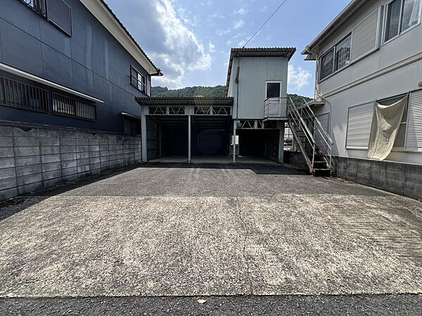 道路向かいに車庫・物置を備えており、駐車や収納スペースとして活用できます。