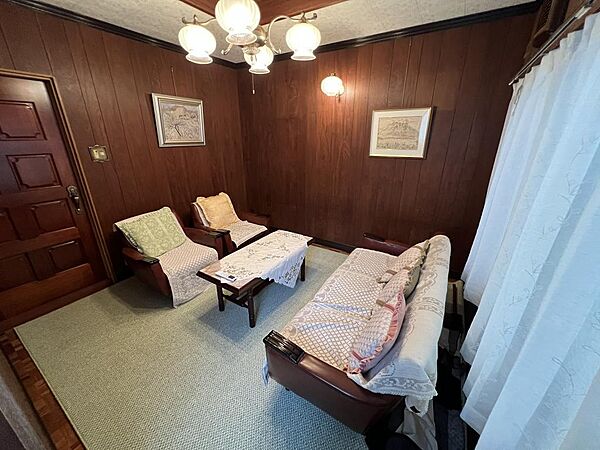 現在は応接室として利用されており、書斎などにも活用できる洋室です。