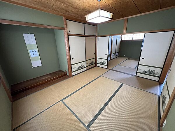 2階和室、続き間としても利用できる開放的な和室です。
