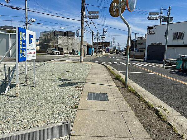 前面道路(県道明石高砂線:幅約9ｍ)