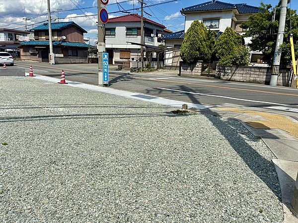 前面道路(町道本荘古田東線:幅約9ｍ)