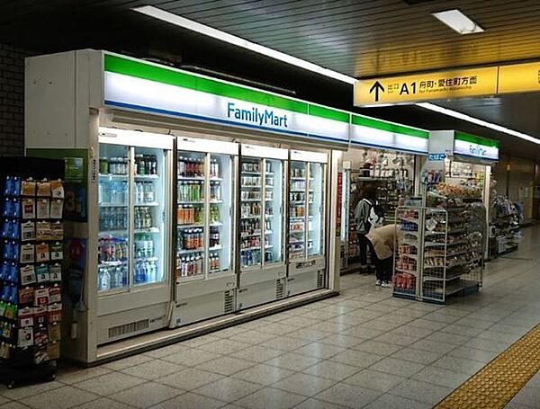 画像24:ファミリーマート都営線曙橋駅店 徒歩9分。 720m