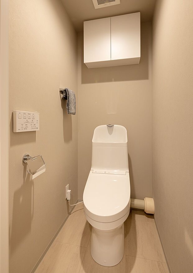 温水洗浄便座付トイレ。上部には収納スペースを設置しております。