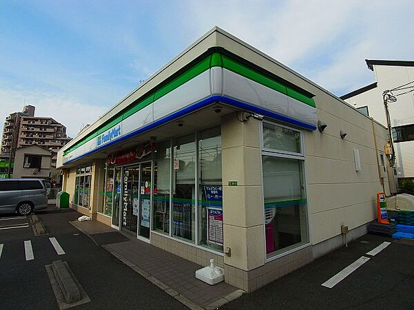 画像25:ファミリーマート西新井2丁目店（573m）