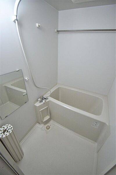 画像14:お風呂は雨の日でも洗濯干しが可能な浴室乾燥機能付きです。