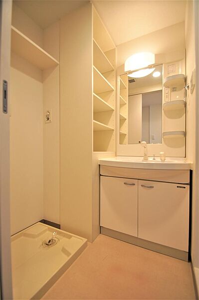 画像16:洗面スペースには洗面化粧台・洗濯機置き場があります。
