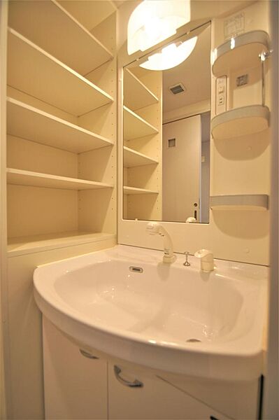 画像17:シャワー付洗面化粧台の横には便利な収納棚が付いてます。