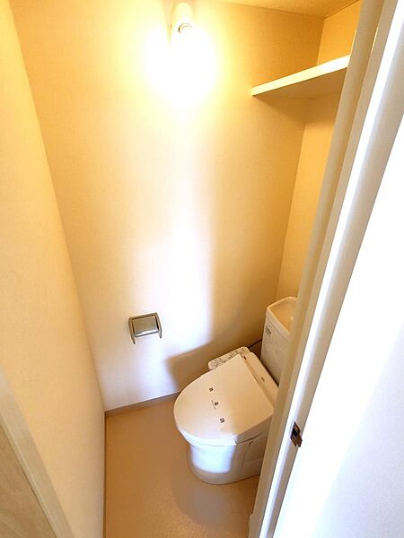 画像14:トイレは温水洗浄機能付きです。上部に棚もあります。