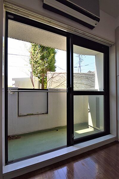 画像21:窓は大きく採光が取れます。（実際のお部屋は１階になります）