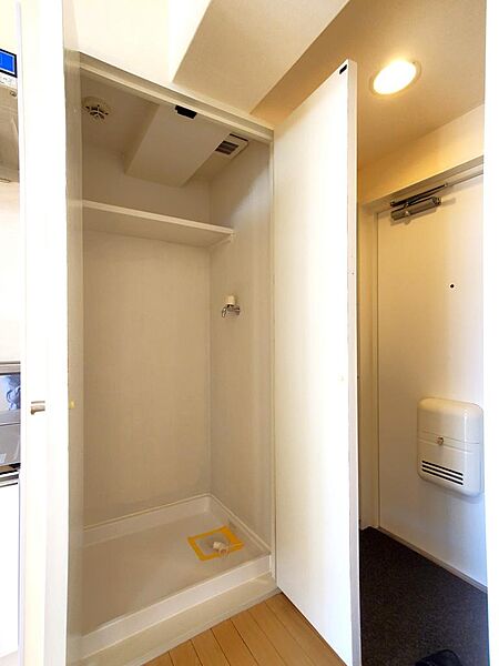 その他画像：洗濯機置き場は扉付きでスッキリ収納できます。