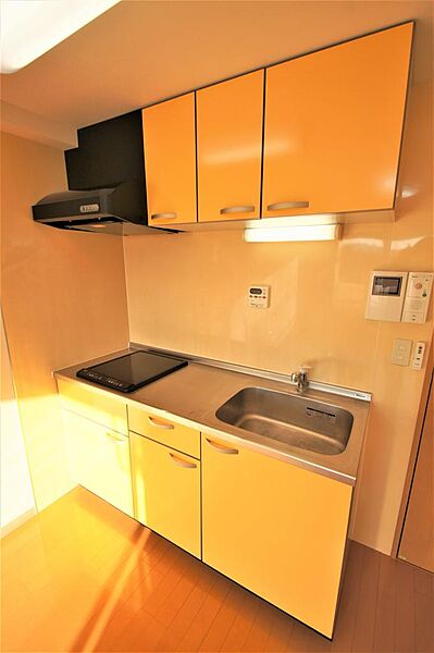 画像11:２口ＩＨコンロ付きシステムキッチン、調理スペースが広く快適にご利用いただけます。