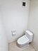 トイレ：トイレは温水洗浄機能付きです。