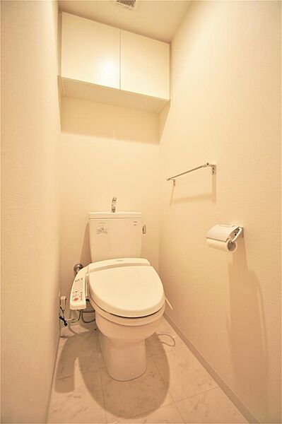 画像15:トイレは温水洗浄機能付きです。上部に収納があります。