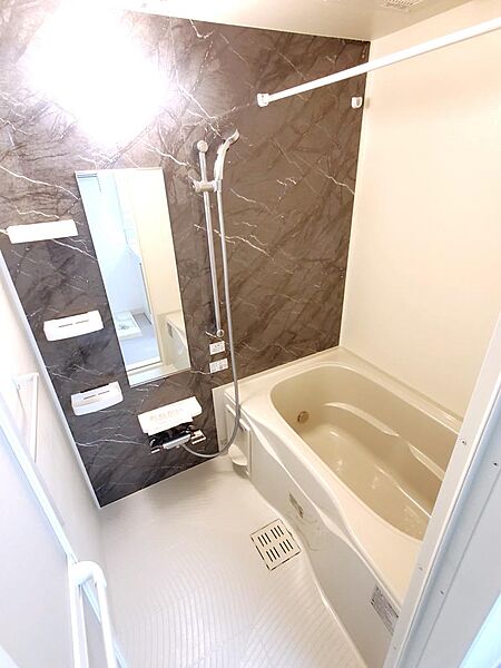 画像15:追い焚き機能付きのお風呂です。浴室乾燥、暖房、24時間換気機能付きです。