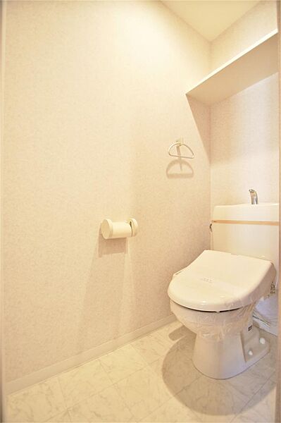 画像16:トイレは温水洗浄機能付きです。上部に小物を置ける棚もあります。