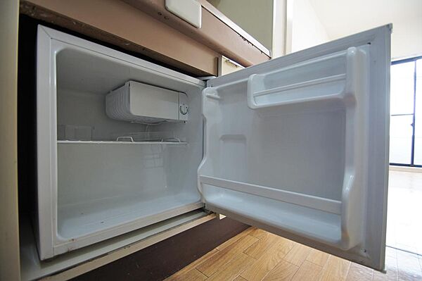 画像14:ミニ冷蔵庫付き。冷蔵庫を購入する費用を節約できますね。