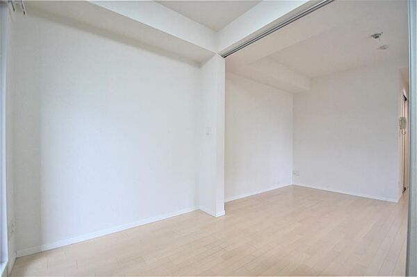 画像5:洋室４帖・ＬＤＫ１０帖、白を基調とした清潔感あるお部屋です。